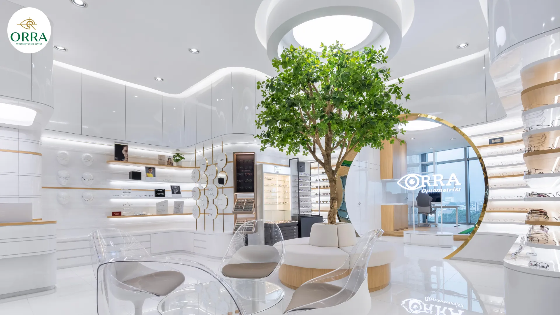 modern optical store interior orra progressive lens คลินิกแว่นตาออราศูนย์เฉพาะทางเลนส์โปรเกรสซีฟตกแต่งสไตล์โมเดิร์นสีขาวพร้อมต้นไม้ประดับ